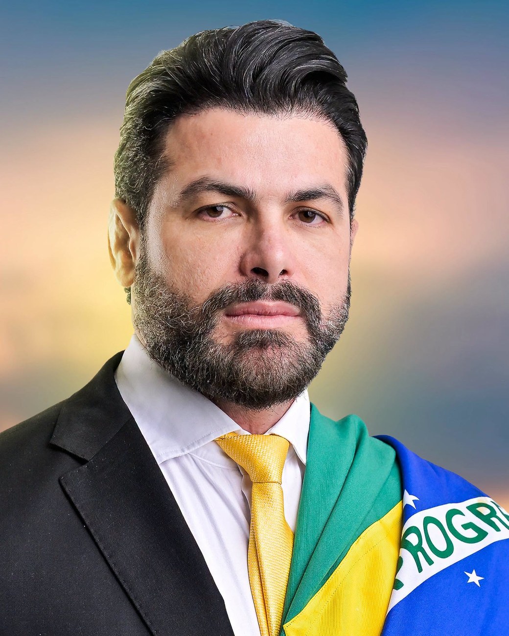 Retrato institucional do Capitão Carpê com a bandeira do Brasil